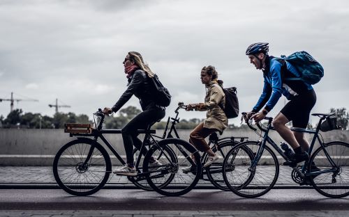 people commuting to work by bike